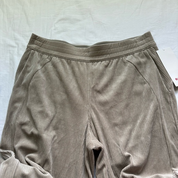 Lululemon Scuba MR Wide-Leg Crop Velvet Cord RVSN Cream Tan Corduroy Size 12 - Picture 4 of 6